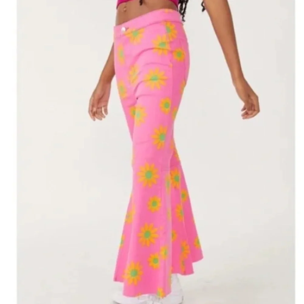 Free People Youthquake Printed Crop Flare Jeans in Lipstick Combo sz 26 - Picture 5 of 6